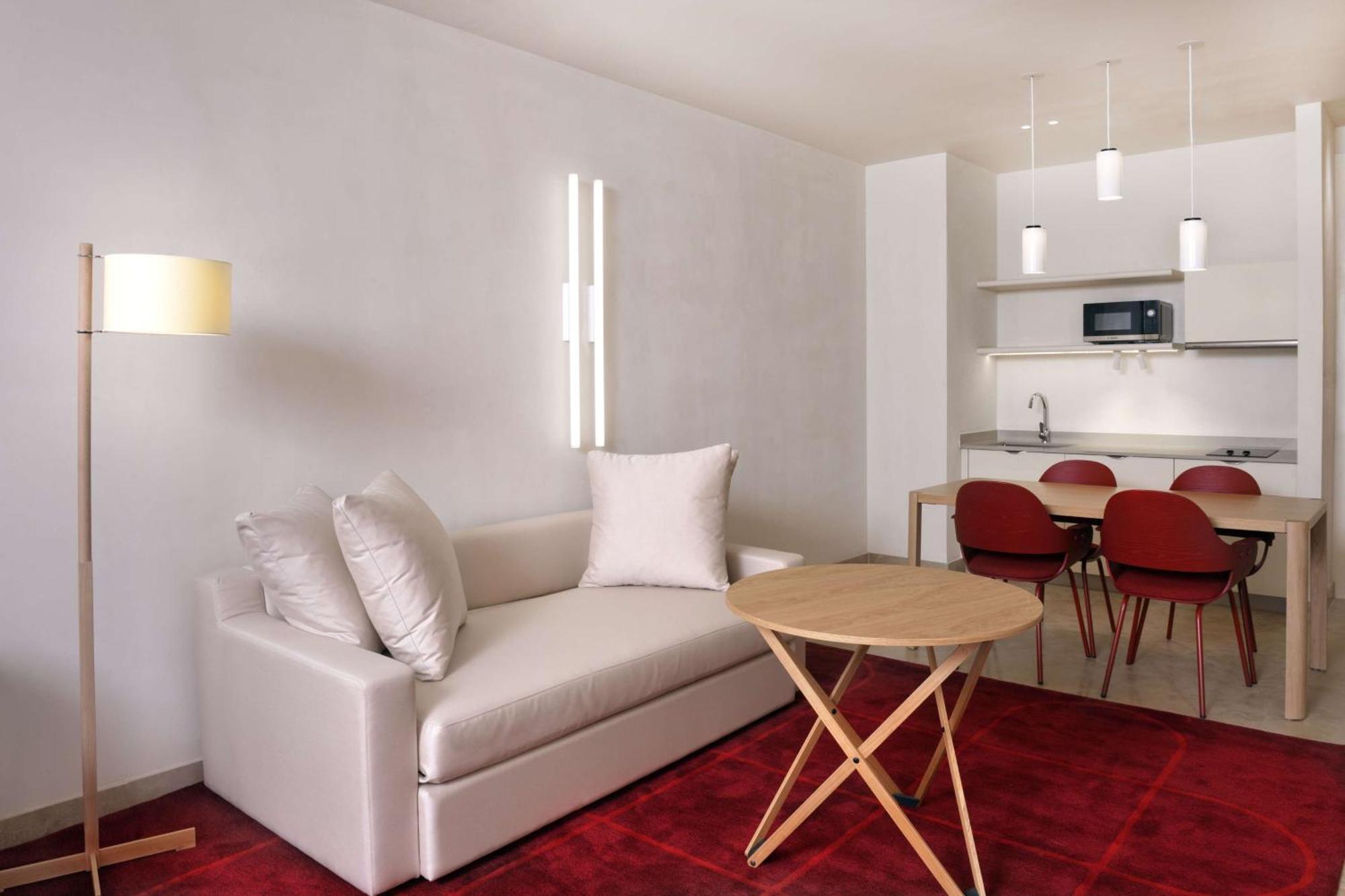 Doubletree By Hilton Ben Guerir Hotel & Residences Benguerir Экстерьер фото