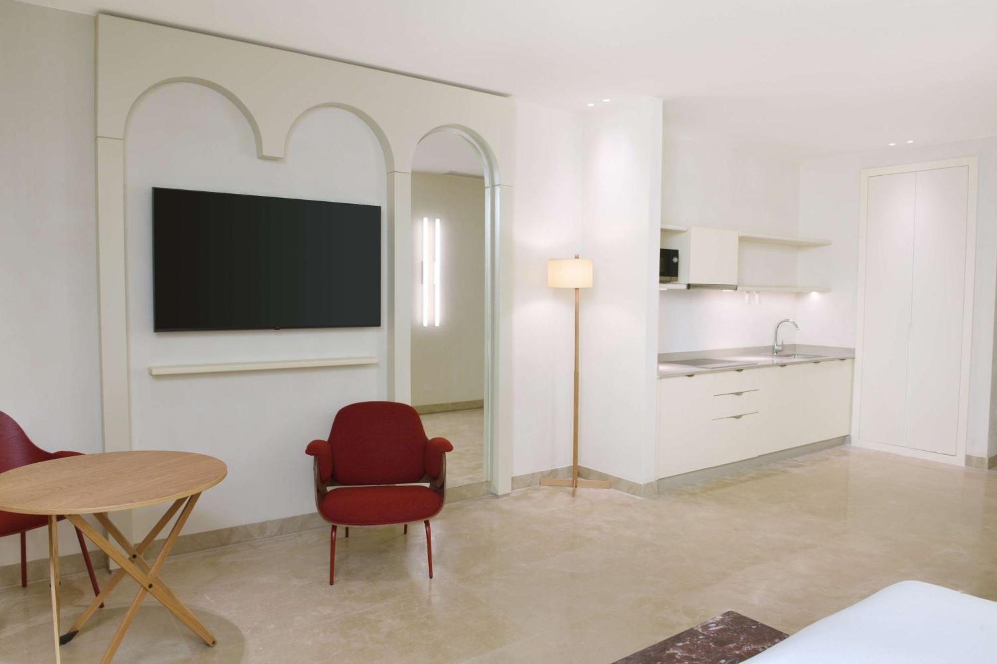 Doubletree By Hilton Ben Guerir Hotel & Residences Benguerir Экстерьер фото