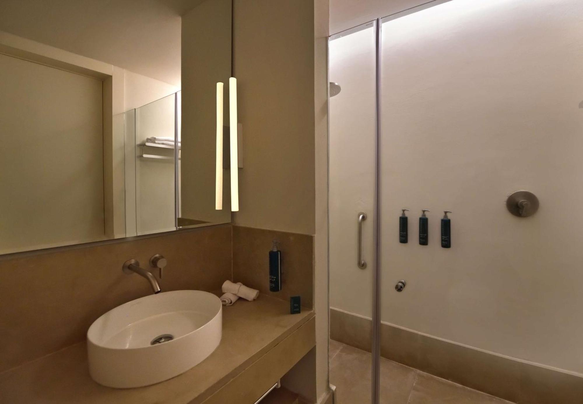 Doubletree By Hilton Ben Guerir Hotel & Residences Benguerir Экстерьер фото