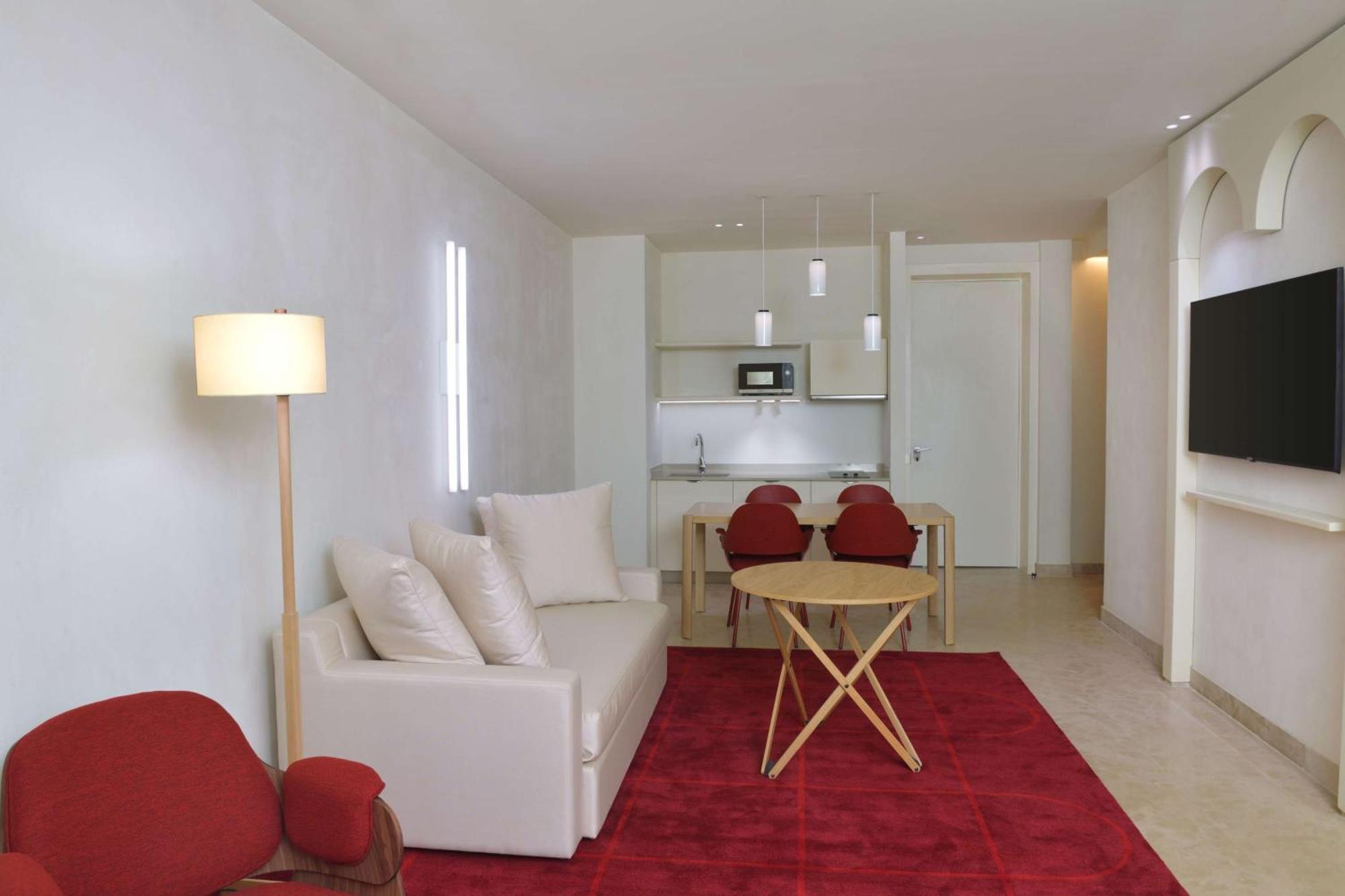 Doubletree By Hilton Ben Guerir Hotel & Residences Benguerir Экстерьер фото
