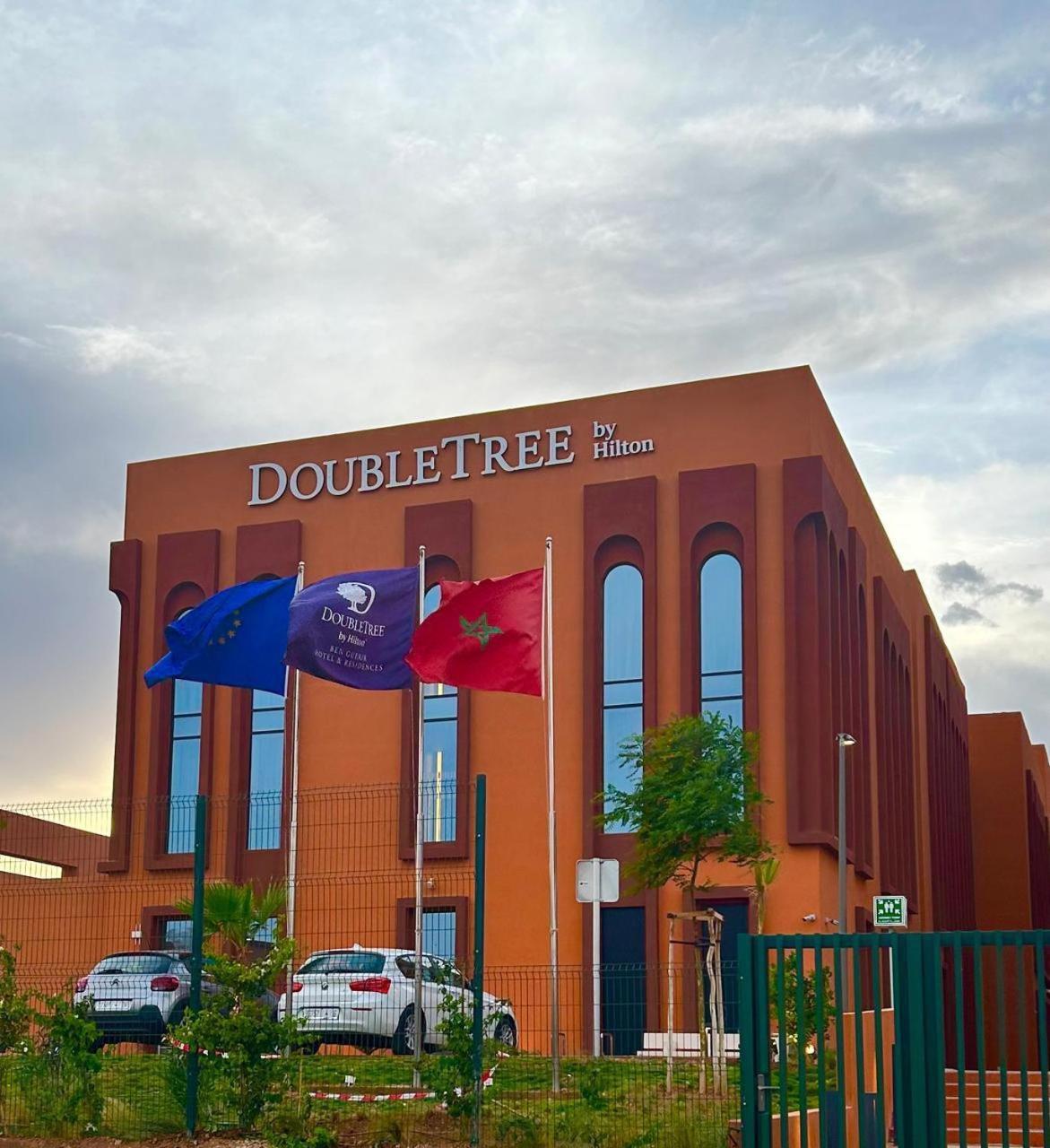 Doubletree By Hilton Ben Guerir Hotel & Residences Benguerir Экстерьер фото