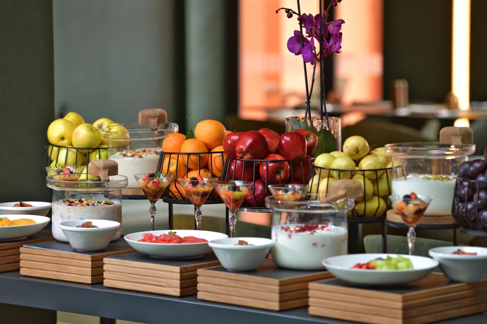 Doubletree By Hilton Ben Guerir Hotel & Residences Benguerir Экстерьер фото
